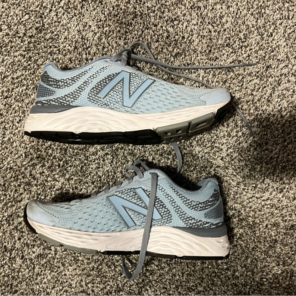 Ladies New Balance Tennis Shoes